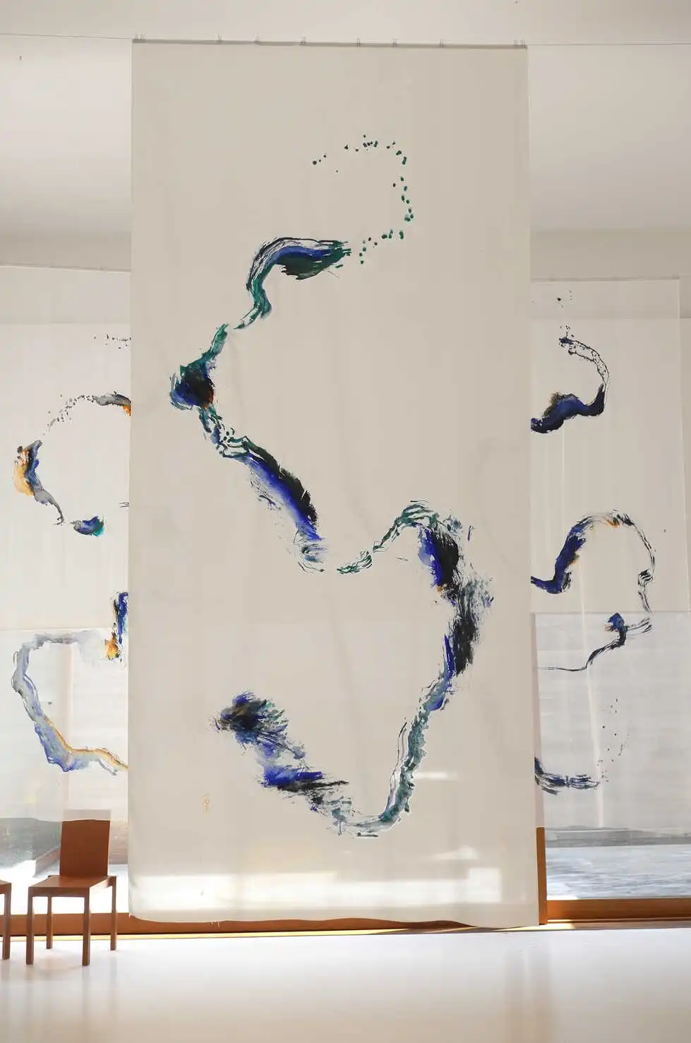 Ultramarine, turquoise, turmeric, ocher, arabic gum, on silk fabric. 2020 - 300x140 cm - 118x55 inches