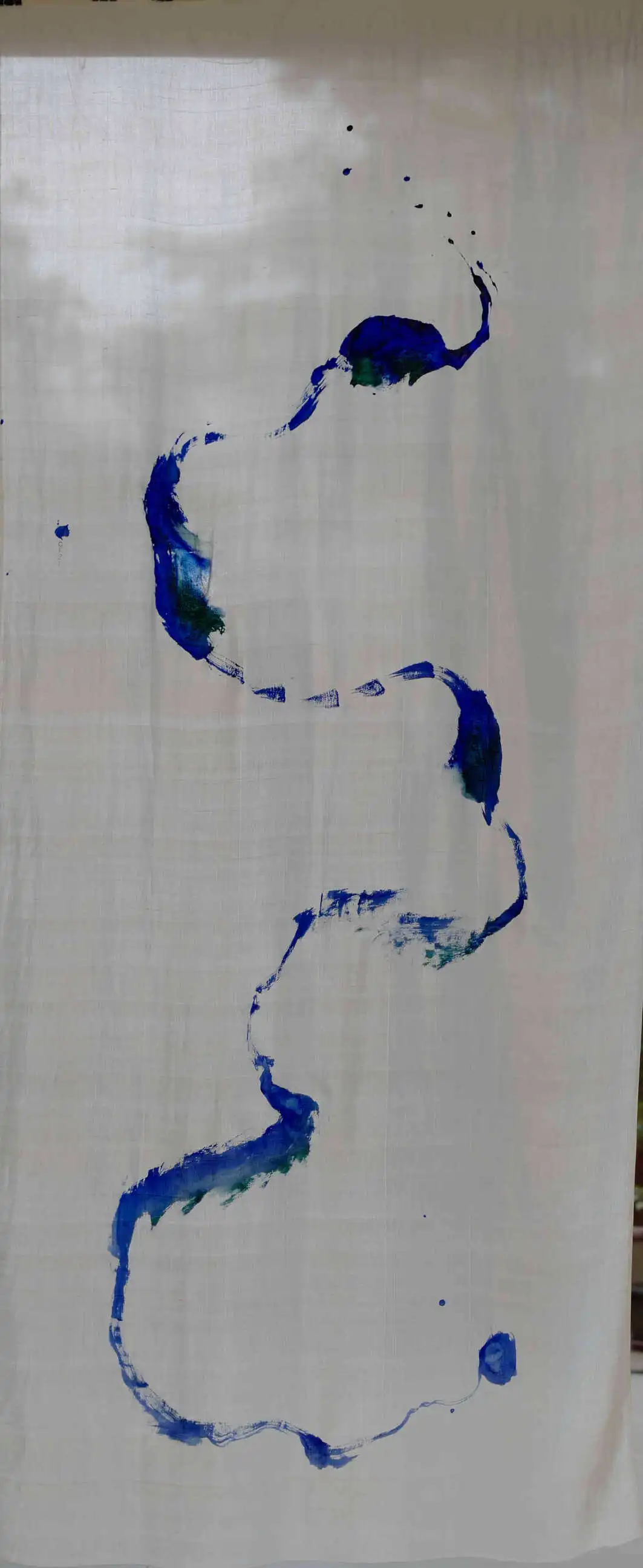 Ultramarine, True Emerald powder, sand beach from Kerala, red rock from Ladhak, clay, accacia gum 
On Natural handloom silk, made in India & sourced in Jaipur.
2021 - 250×116 cm - 98,4×45,6 inches