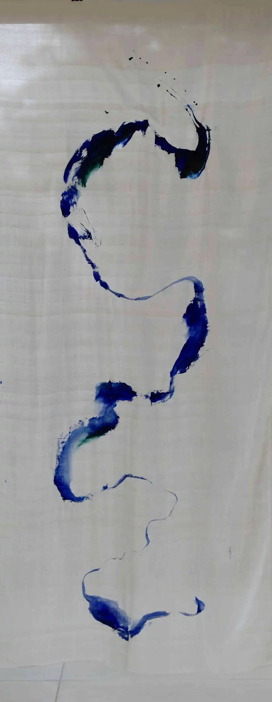 Ultramarine, True Emerald powder, sand beach from Kerala, red rock from Ladhak, clay, accacia gum 
On Natural handloom silk, made in India & sourced in Jaipur.
2021 - 250×116 cm - 98,4×45,6 inches