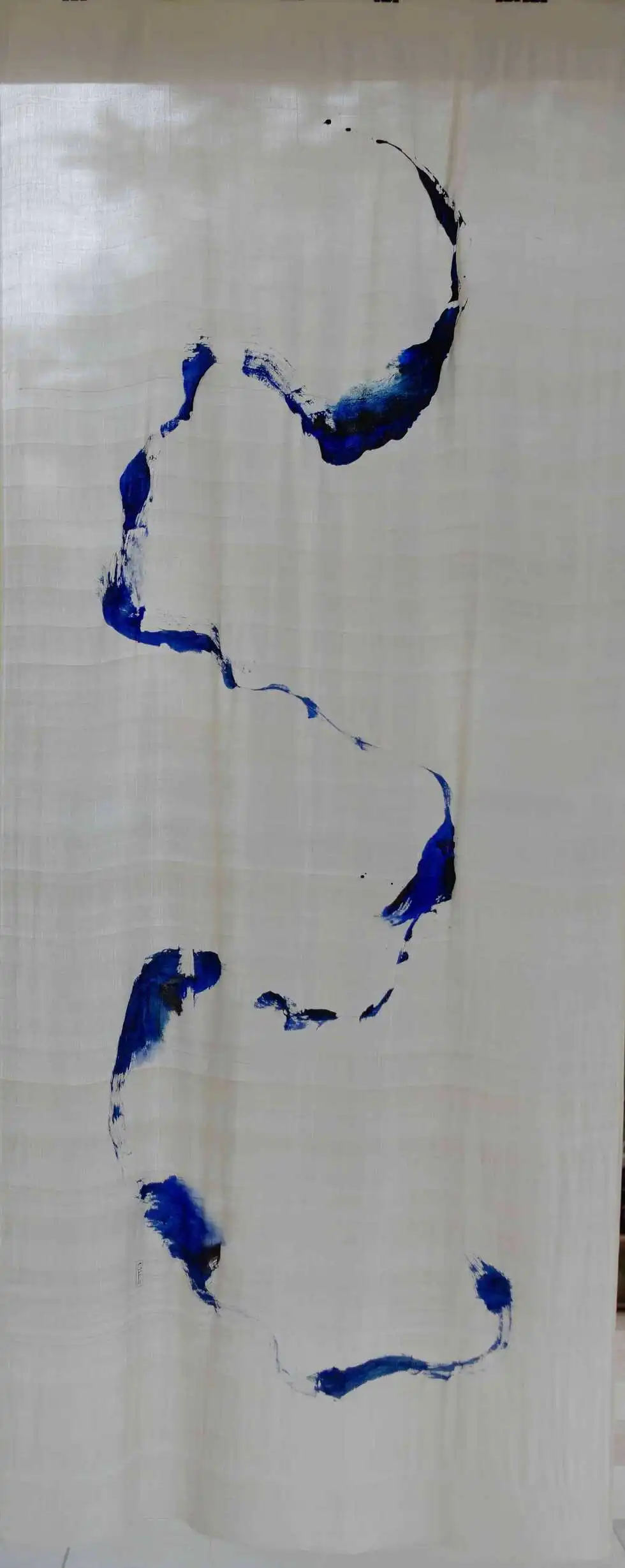 Ultramarine, True Emerald powder, sand beach from Kerala, red rock from Ladhak, clay, accacia gum 
On Natural handloom silk, made in India & sourced in Jaipur.
2021 - 250×116 cm - 98,4×45,6 inches