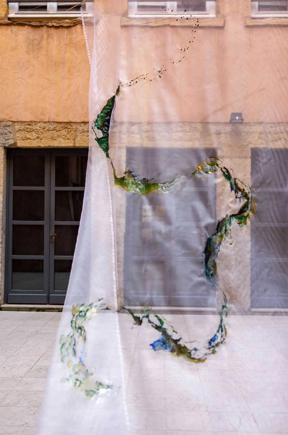 True emerald powder, Ultramarine, turmeric, ocher, arabic gum
On « Crepeline » transparent silk, sourced in Lyon
2021 - 250x137 cm - 98,4x54 inches