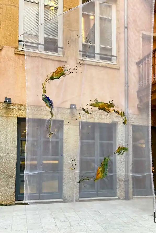 True Emerald powder, Ultramarine, Turmeric, ocher, arabic gum
On « Crepeline » silk. 
2021 - 180 X 137 cm - 70,9 x 54 inches