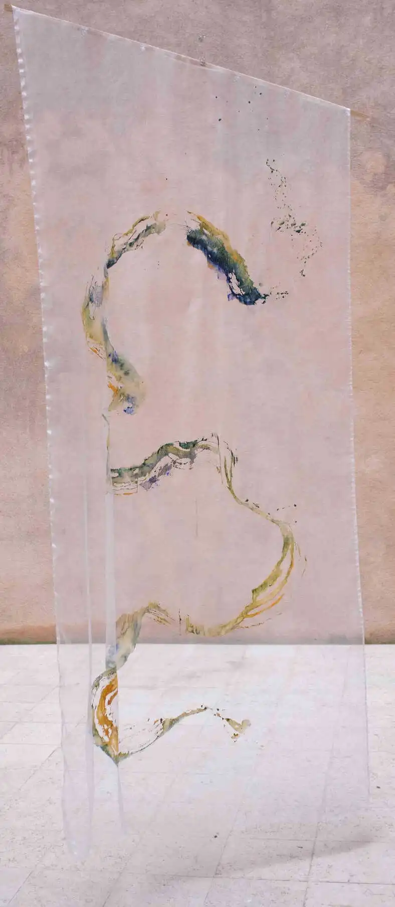  True emerald powder, Ultramarine, turmeric, ocher, arabic gum
On « Crepeline » transparent silk, sourced in Lyon
2021 - 250x140 cm - 98,4x55 inches