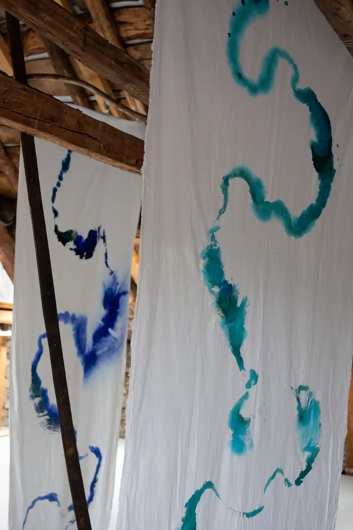 Ultramarine, emerald, turquoise and arabic gum on cotton
250 cm X 100 cm - 98,5 inches X 40 inches